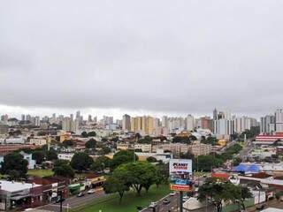 O dia amanheceu com céu entre nuvens em Campo Grande e previsão é de chuva em área isolada.  (Foto: Marcos Ermínio) 