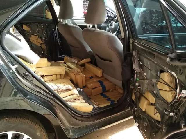 PM prende goiano levando 832 quilos de maconha em Corolla locado