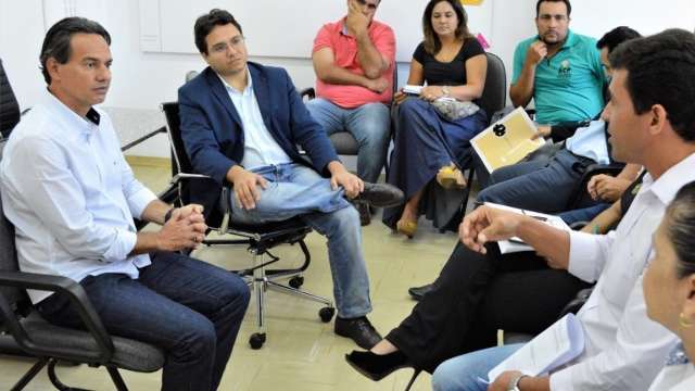 Prefeito promete cumprir lei do piso e vai apresentar proposta na ter&ccedil;a-feira