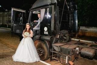 O noivo Thiago Sumaia dentro da cabine e Andressa em frente ao caminhão do tio (Foto: Yuri Marinho)