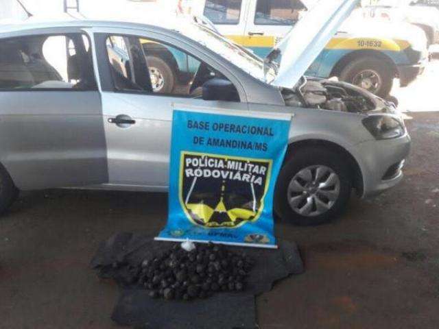 Dupla de traficantes &eacute; flagrada com 9,2 kg de haxixe em estepe de carro