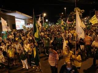 Manifestantes fecharam a Avenida Afonso Pena na noite desta quarta-feira (Foto: Fernando Ientzsch)
