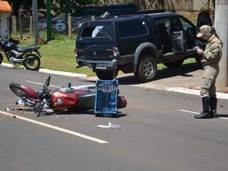 Motociclista bateu na lateral traseira de veículo. (Foto: Minamar Júnior) 