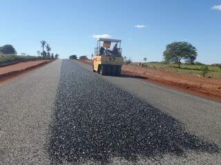 Com asfalto ainda em andamento, MS-436 será entregue em julho de 2012, ligando Camapuã a Figueirão. (Foto: Divulgação)