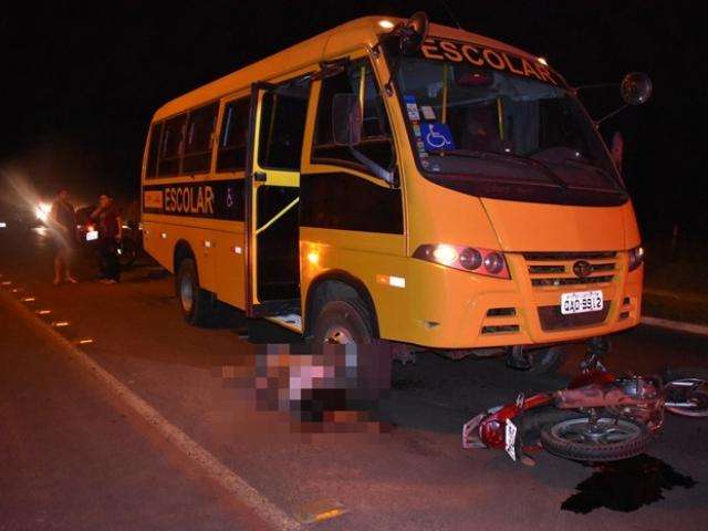 Casal morre ap&oacute;s colidir moto em picape e &ocirc;nibus em avenida 
