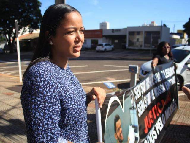 Fam&iacute;lia de jovem morto h&aacute; 1 ano no tr&acirc;nsito reclama de processo parado