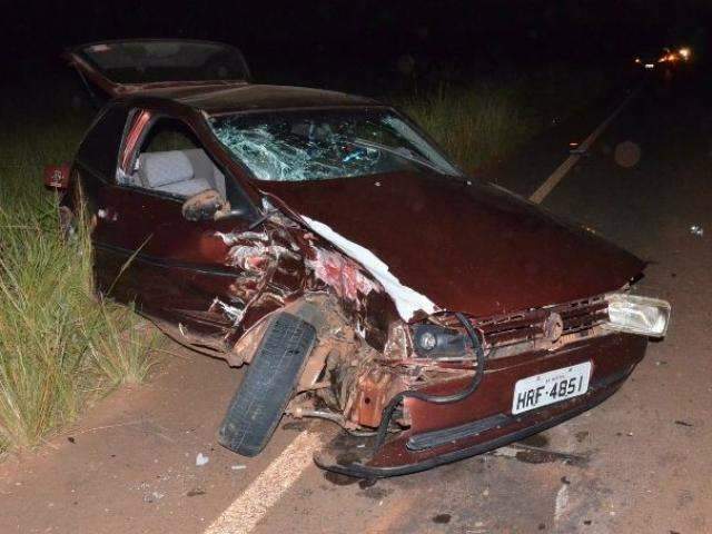 Passageira de carro fica ferida ap&oacute;s colis&atilde;o com caminh&atilde;o na MS-141
