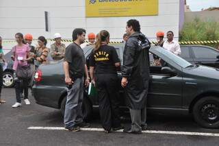 Andrey Cunha foi morto na rua Rio Grande do Sul. Ele era passageiro de um Fiat Siena. (Foto: Marlon Ganassin/ Arquivo)