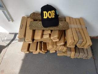 Tabletes de maconha encontrados em fundos falsos do veículo. (Foto: Divulgação/DOF) 