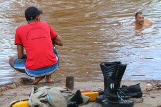 Moradores da região também auxiliam nas buscas (Foto: Marcos Ermínio)