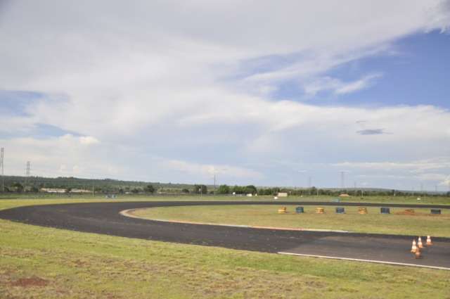 Ap&oacute;s Capital ser abandonada, prefeitura s&oacute; recapeia curvas para Moto GP