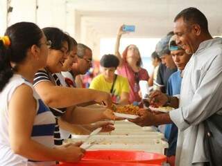 Moradores de rua receberam almoço e outros serviços no dia de Natal. (Foto: André Bittar). 