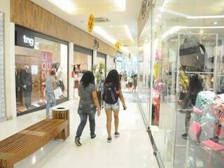 Consumidores passeiam em shopping na Capital (Foto: Paulo Francis)