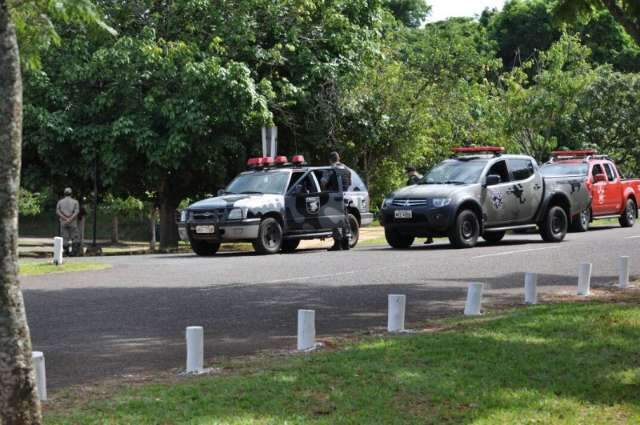 Funcion&aacute;rios contam que artefato estava sob mesa de autoridades
