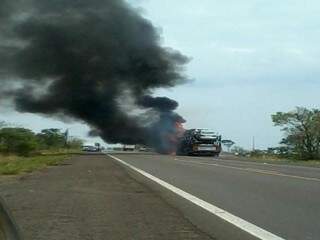 Incêndio atingiu 11 veículos que estavam sendo transportados pelo caminhão (Foto: Repórter News)