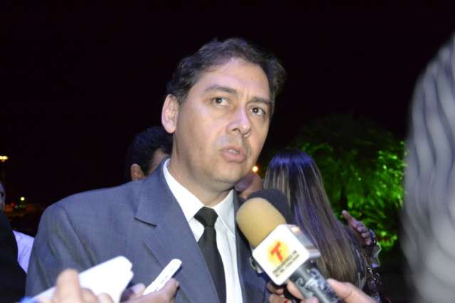 Buscando &quot;pacifica&ccedil;&atilde;o&quot;, Bernal convida Andr&eacute; para caf&eacute; da manh&atilde;