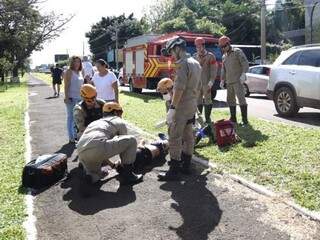 Vítima ficou inconsciente e foi levada para a Santa Casa (Foto: Paulo Francis) 
