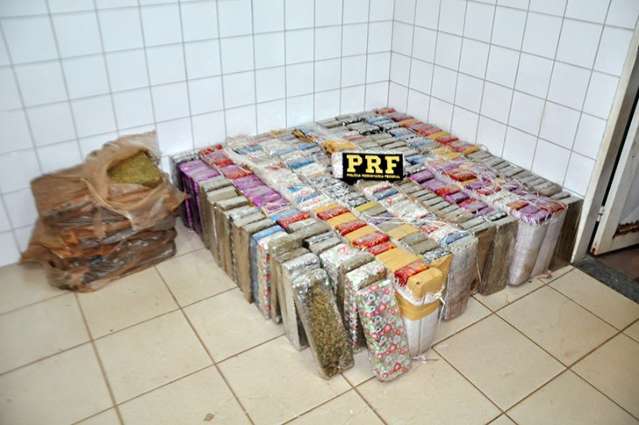 Motorista fura bloqueio, mas PRF persegue e apreende 282kg de maconha