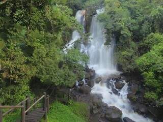 Uma das trilhas em Costa Rica finaliza nessa cascata. (Foto: Rock and Road)