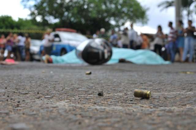 Assassino jogou carro contra moto, derrubou e matou jovem com 4 tiros