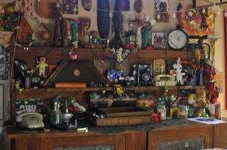 Centenas de objetos colocados em uma estante antiga compões a decoração. (Foto: Alcides Neto)