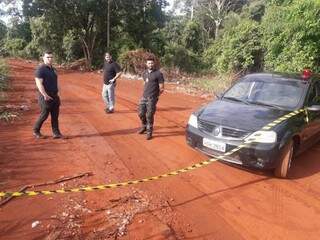 Investigadores no local onde o corpo foi encontrado, nesta quinta-feira (12). (Foto: Rio Brilhante em Tempo Real) 