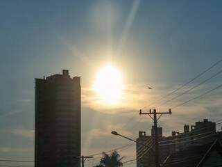 Céu de Campo Grande com sol no início da manhã desta quinta-feira. (Foto: Henrique Kawaminami)