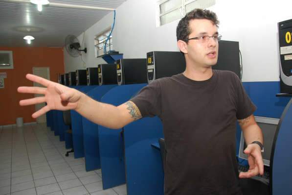  C&acirc;mera de seguran&ccedil;a registra assalto de dupla a Cyber no bairro Belo Horizonte
