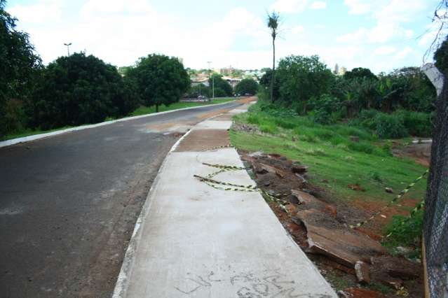 Prefeitura d&aacute; mau exemplo e n&atilde;o coloca piso t&aacute;til em cal&ccedil;ada &quot;nova&quot;
