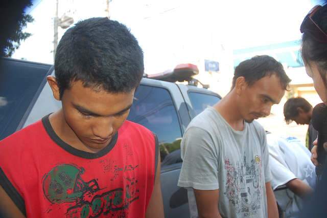  PM estoura boca de fumo no Lageado e recupera moto 