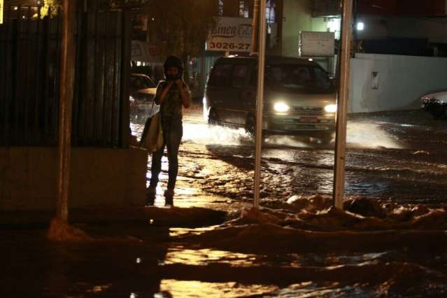Temporal alaga casas na Guaicurus e Defesa Civil socorre moradores