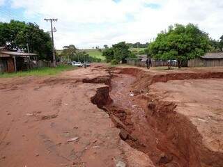 Cratera foi aberta no bairro Vila Nova, próxima da cidade.  (Foto: Defesa Civil/ Divulgação)