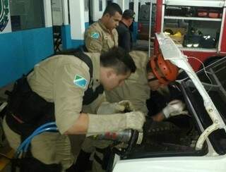 Bombeiros ajudaram a retirar a droga que estava escondida em veículo, na região de fronteira (Divulgação BM)
