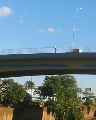  Homem amea&ccedil;a se jogar de pontilh&atilde;o e tumultua tr&acirc;nsito na Ernesto Geisel