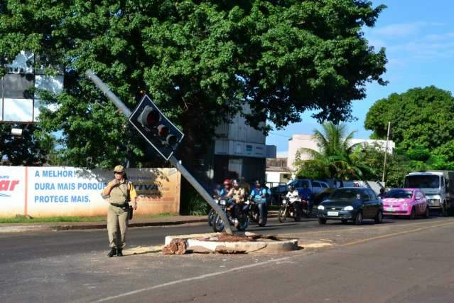Pela 2&ordf; vez, sem&aacute;foro &eacute; destru&iacute;do na av. Mascarenhas de Moraes 
