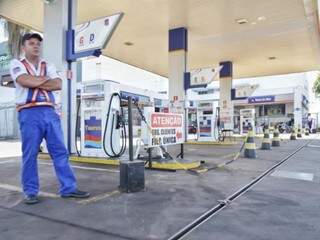 Sem gasolina, posto na Cândido Mariano fechou nesta quinta-feira. (Foto: Fernando Antunes)