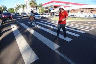 Motoristas e pedestres ainda disputam a preferência (Foto: Marcelo Victor)