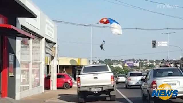 Confira momento em que paraquedista &quot;pousa&quot; sobre BMW na Via Morena