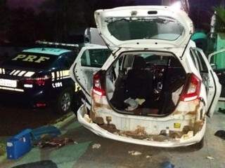 Os 87,5 quilos da droga, estava divididos em tabletes escondidos em compartimentos ocultos por todo o carro. (Foto: PRF) 