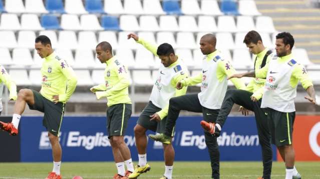 Brasil faz treino t&aacute;tico &quot;a portas fechadas&quot; de olho no Chile na quinta-feira