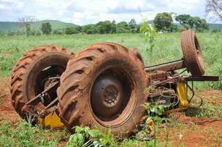 Aposentado permaneceu já sem vida por mais de cinco horas em baixo do trator até chegada da perícia. (Foto: Alcides Neto)