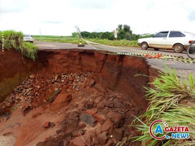 Ponte improvisada restabelece  liga&ccedil;&atilde;o entre  Amambai e Coronel Sapucaia