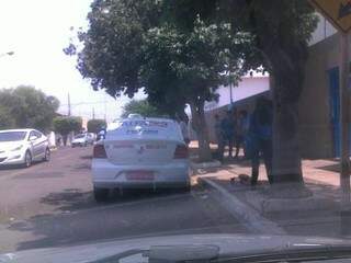 Internauta registrou o momento em que taxista estaciona em frente de escola da Capital (Foto: Repórter News)