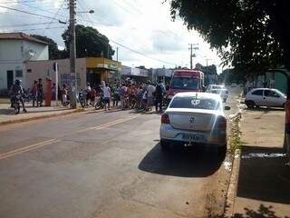 Trânsito ficou impedido na avenida durante socorro às vítimas (Foto: Gabriel Dias)