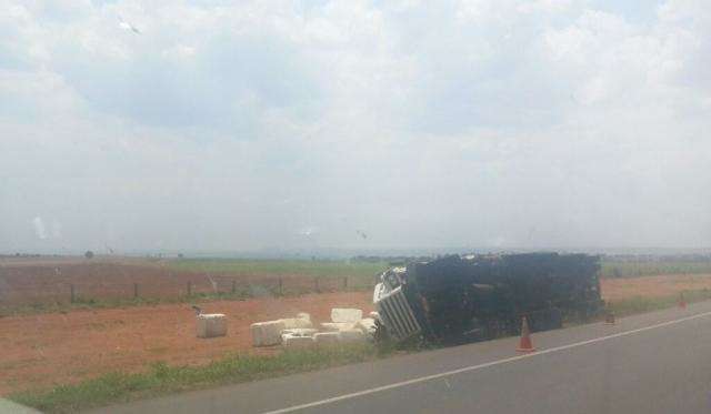 Carreta carregada de algod&atilde;o tomba na rodovia BR-163
