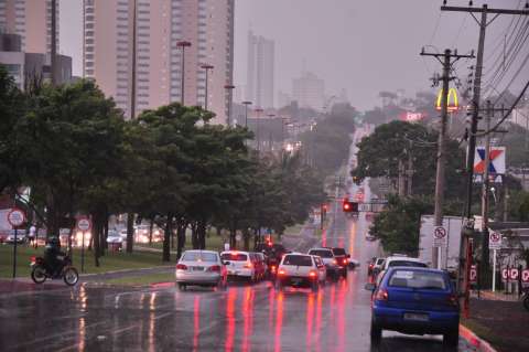 Chuva causa  transtornos à população em Campo Grande