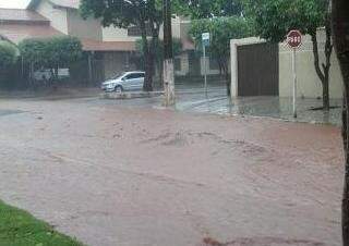 Chuva alagou ruas de Deodápolis na manhã deste sábado (28). Foto: Direto das Ruas