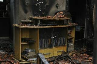 Quase todos os móveis da residência foram consumidos pelo fogo. (Foto: Alcides Neto) 