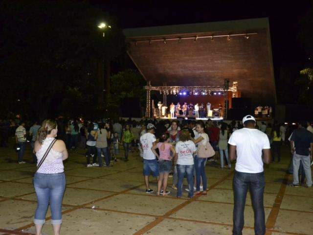 Evento gospel re&uacute;ne v&aacute;rias pessoas esta noite na Pra&ccedil;a do R&aacute;dio