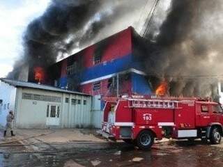 Loja Paulistão, na Avenida Costa e Silva, foi destruída pelas chamas (Foto: Arquivo)